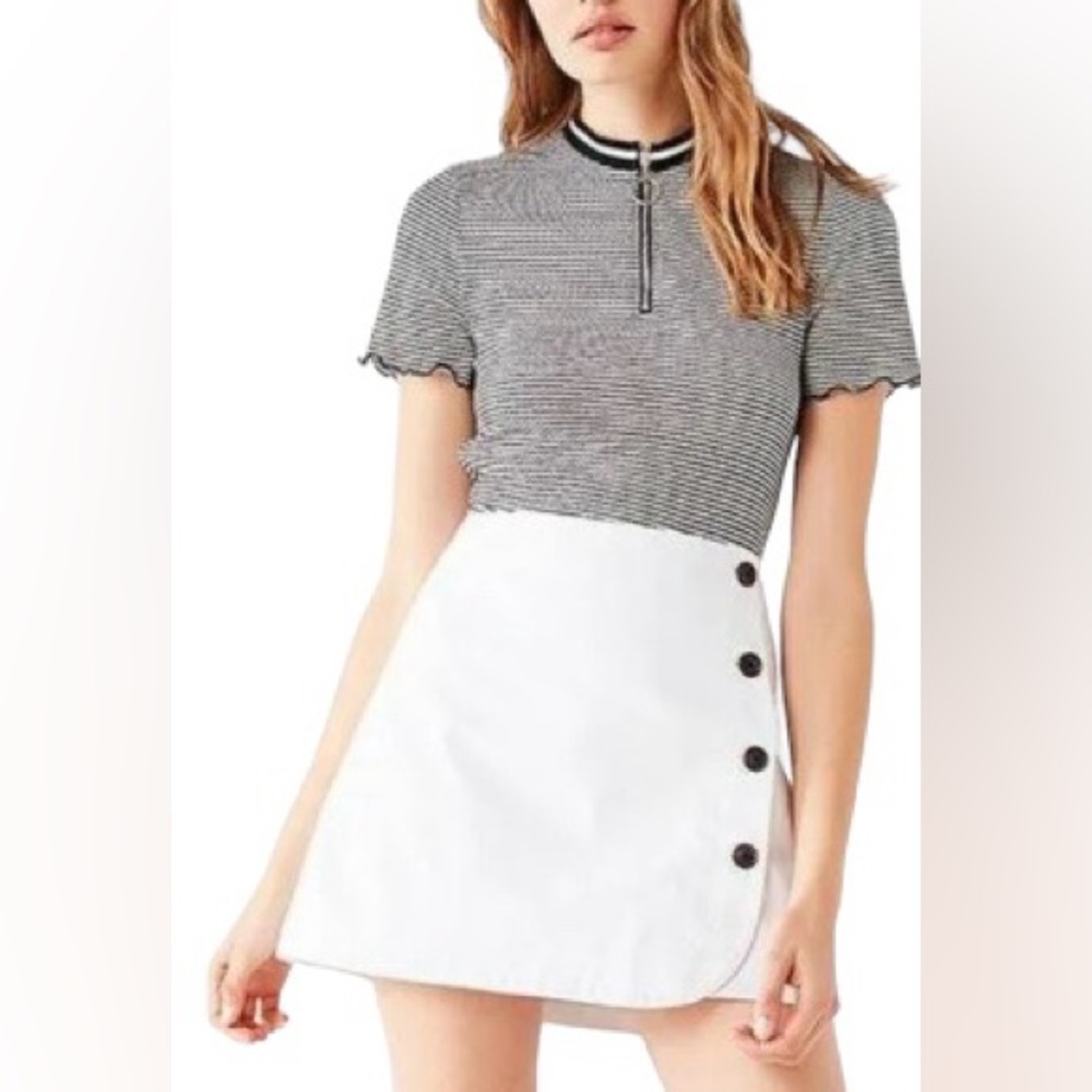 BDG Urban Outfitters Women’s White Denim Wrap Mini Skirt. Size: Small